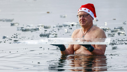 Hagyományos karácsonyi fürdőzés Berlinben: Mikulások az egyfokos tóban