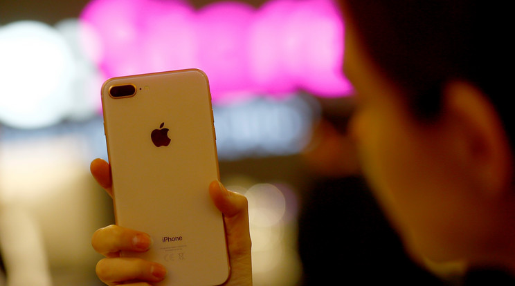 Egy boldog iPhone 8 tulajdonos tartja kezében új készülékét a megjelenés napján /Illusztráció: AFP