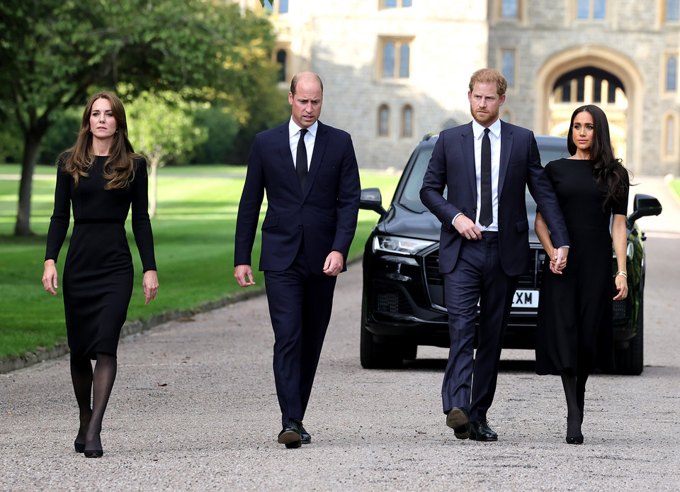Księżna Kate i książę William oraz książę Harry i księżna Meghan przed zamkiem