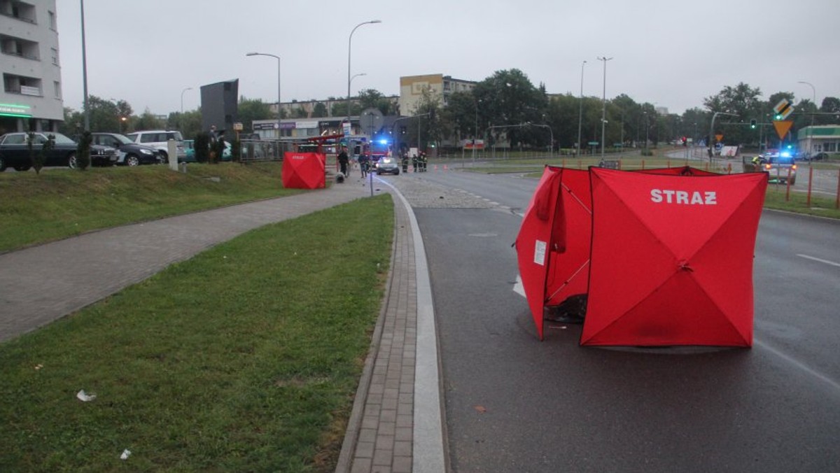 Trzy kolejne osoby zostały zatrzymane i doprowadzone do Prokuratury Rejonowej Białystok Północ na przesłuchanie w sprawie śmiertelnego wypadku, który miał miejsce w minioną niedzielę. Postawiono im zarzuty nieudzielania pomocy ofiarom. Weryfikowana jest wersja zakładająca, że wypadek był wynikiem ścigania się pojazdów.