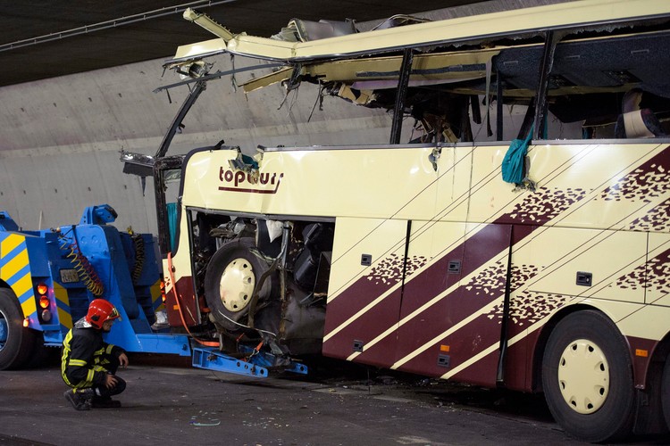 Wrak rozbitego autobusu