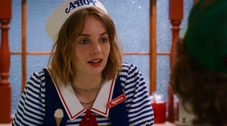 Maya Hawke a Stranger Things harmadik évadának egyik újonc szereplője volt, aki a gyorsan közönségkedvenccé vált Robint alakítja / Fotó: Netflix