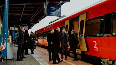 polacy znów pokochali kolej. zostawią samochody dla pociągów? ruszył n