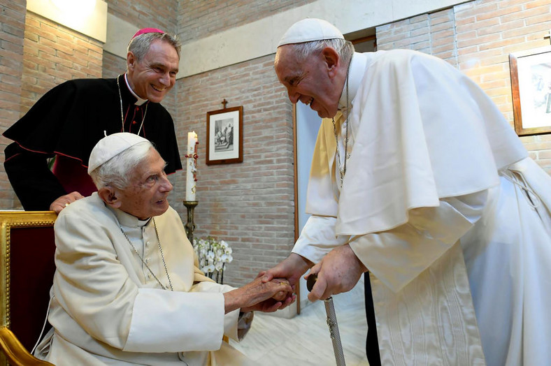 Joseph Ratzinger podczas sierpniowego spotkania z papieżem Franciszkiem