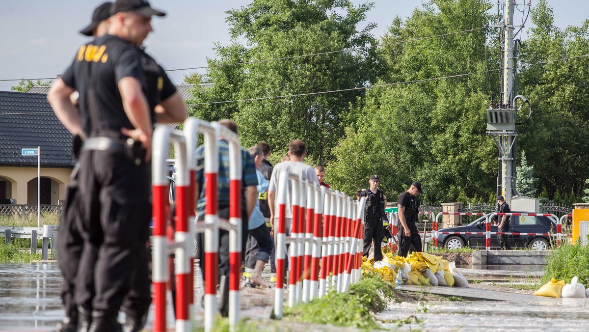 Strażacy interweniowali ponad 1000 razy po wczorajszych nawałnicach. Droga w miejscowości Dubidze nadal jest nieprzejezdna - podaje Radio Łódź.