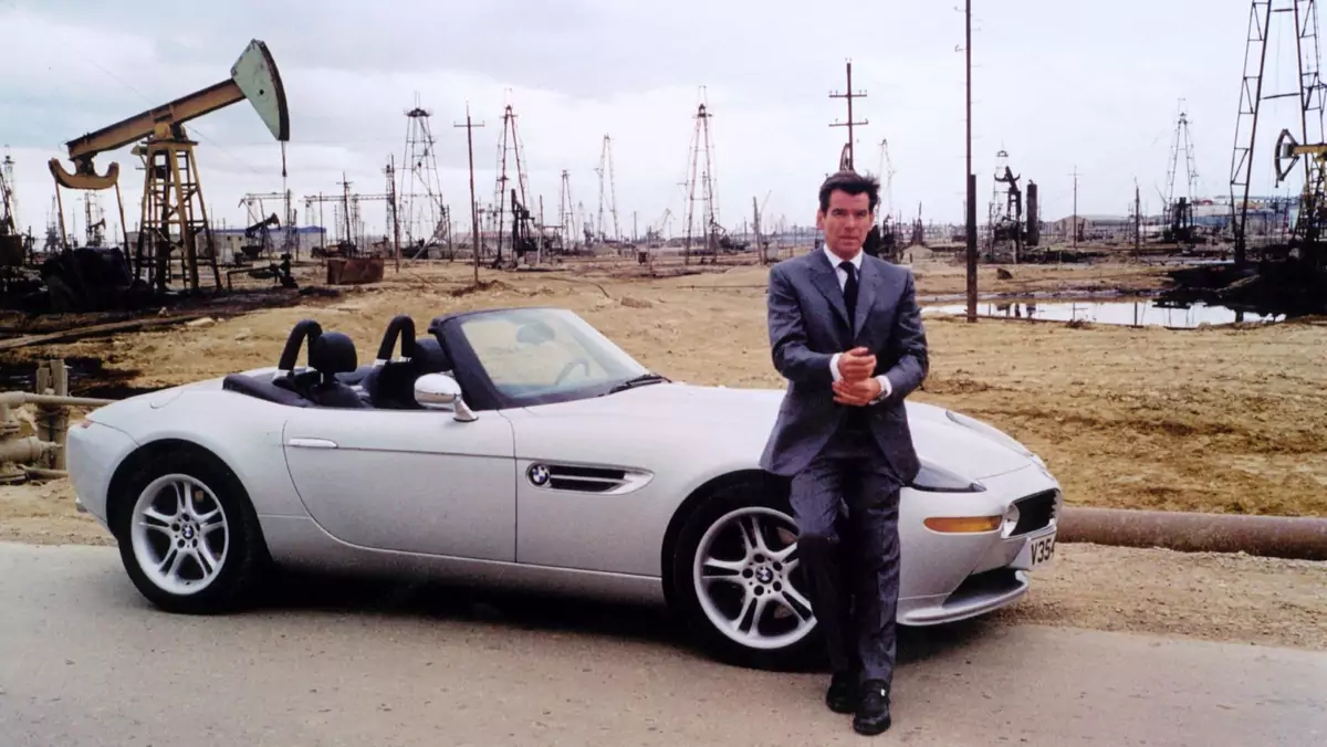 BMW Z8 na planie filmu "The World Is Not Enough". W roli Jamesa Bonda - Pierce Brosnan