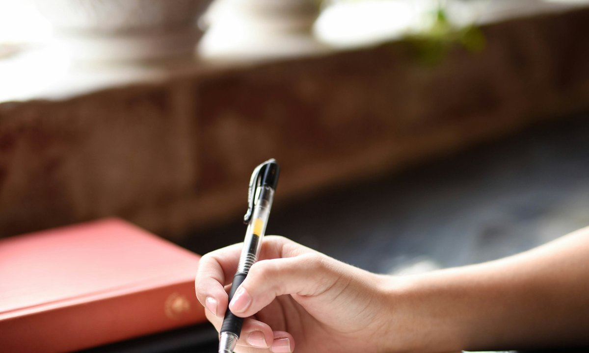 Psychoterapeuta pisze do siebie list. "Z nikim nie spędzisz tak wiele czasu"