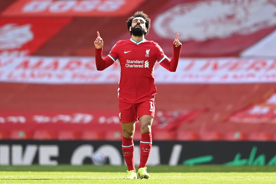 Mohamed Salah po zdobyciu pierwszego gola dla Liverpoolu w meczu przeciwko ligowemu rywalowi, Aston Villi. Na koszulce widoczne logo obecnego sponsora klubu, banku Standard Chartered