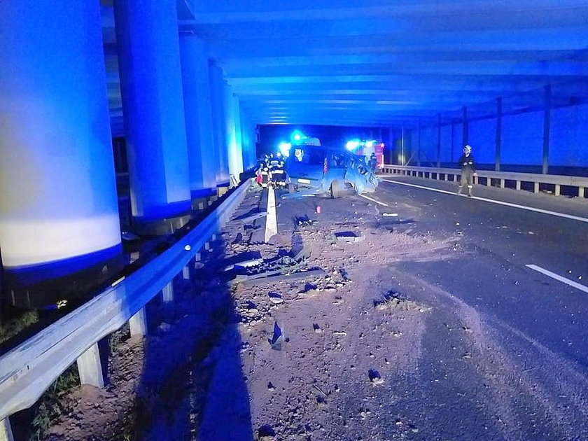 Poważny wypadek busa. Dwie osoby ranne