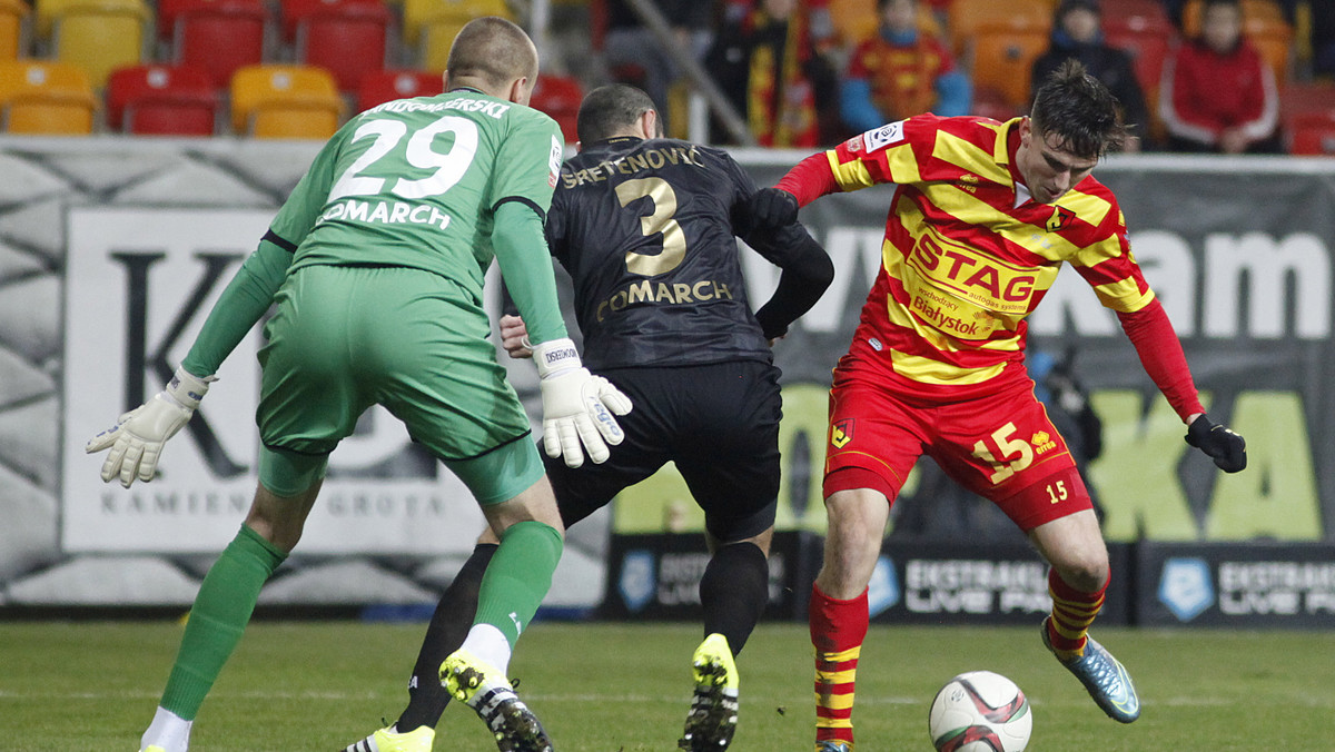 Remisem 2:2 (0:1) zakończył się mecz 21. kolejki Ekstraklasy, w której zmierzyły się Jagiellonia Białystok i Cracovia. Pasy w pierwszej połowie tego meczu były zdecydowanie lepsze od gospodarzy i zasłużenie prowadziły po 45. minutach 1:0. W drugiej części gry Jaga znacznie poprawiła jednak swoją grę i wyszła nawet na prowadzenie, które straciła w samej końcówce sobotniego spotkania.