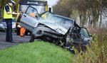 Tragedia na drodze. Auto roztrzaskało się na drzewie