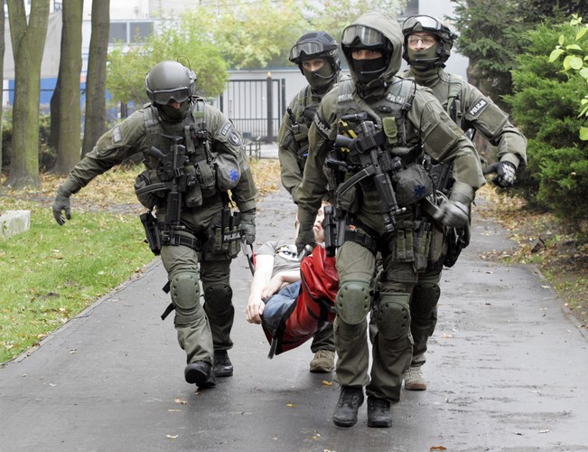 Terrorysta w szkole. Ćwiczenia w warszawskim liceum