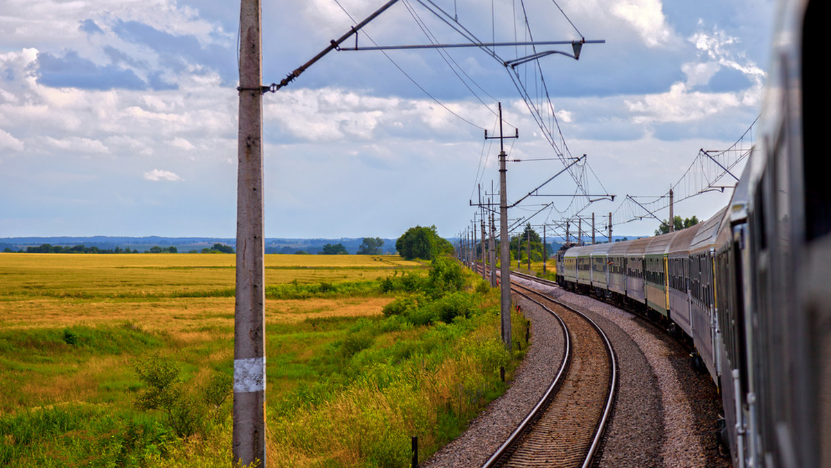 Do końca maja wszystkie przejazdy kolejowe w Polsce zostaną oznaczone specjalnymi naklejkami z numerem indywidualnym przejazdu i telefonami alarmowymi - poinformował Mirosław Siemieniec, rzecznik Polskich Linii Kolejowych PKP.