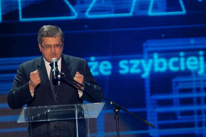 Komorowski leciał samolotem na otwarcie drogi