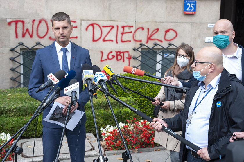 Konferencja ministra edukacji Dariusza Piontkowskiego przed gmachem MEN