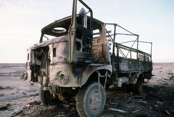 Spalona iracka ciężarówka IFA W50, sfotografowana w dolinie rzeki Eufrat (fot. Staff Sgt. Dean W. Wagner, domena publiczna).