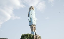 Artystyczna prowokacja czy hołd? Amerykanin postawił pomnik Melanii Trump w jej rodzinnej miejscowości