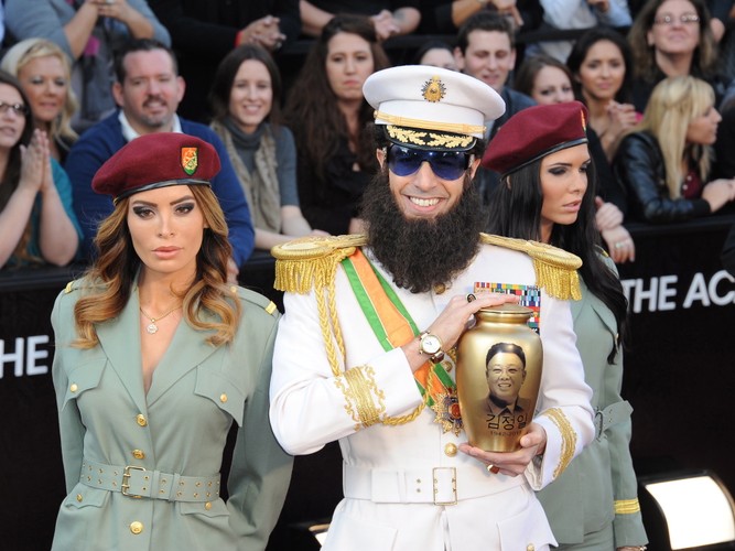 Sasha Baron Cohen przyszedł mundurze imitującym strój dyktatora Muammara Kaddafiego i z urną ze zdjęciem dyktatora Korei Północnej Kim Dzong Ila