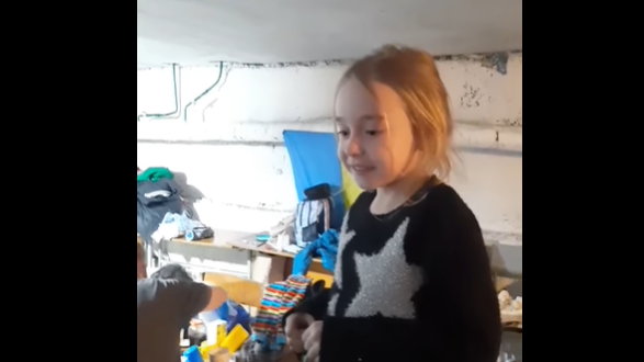 Mała Amelia śpiewa "Mam tę moc" w schronie bombowym w Kijowie