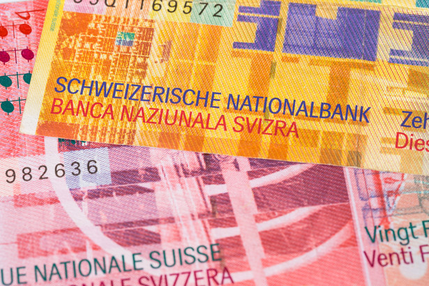 Ekspert prognozuje też osłabienie franka szwajcarskiego.