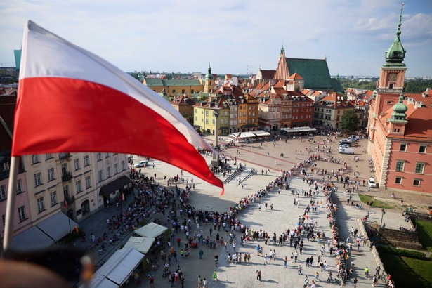 Warszawa, 01.08.2022. Przygotowania do utworzenia symbolu Polski Walczącej na Placu Zamkowym w Warszawie