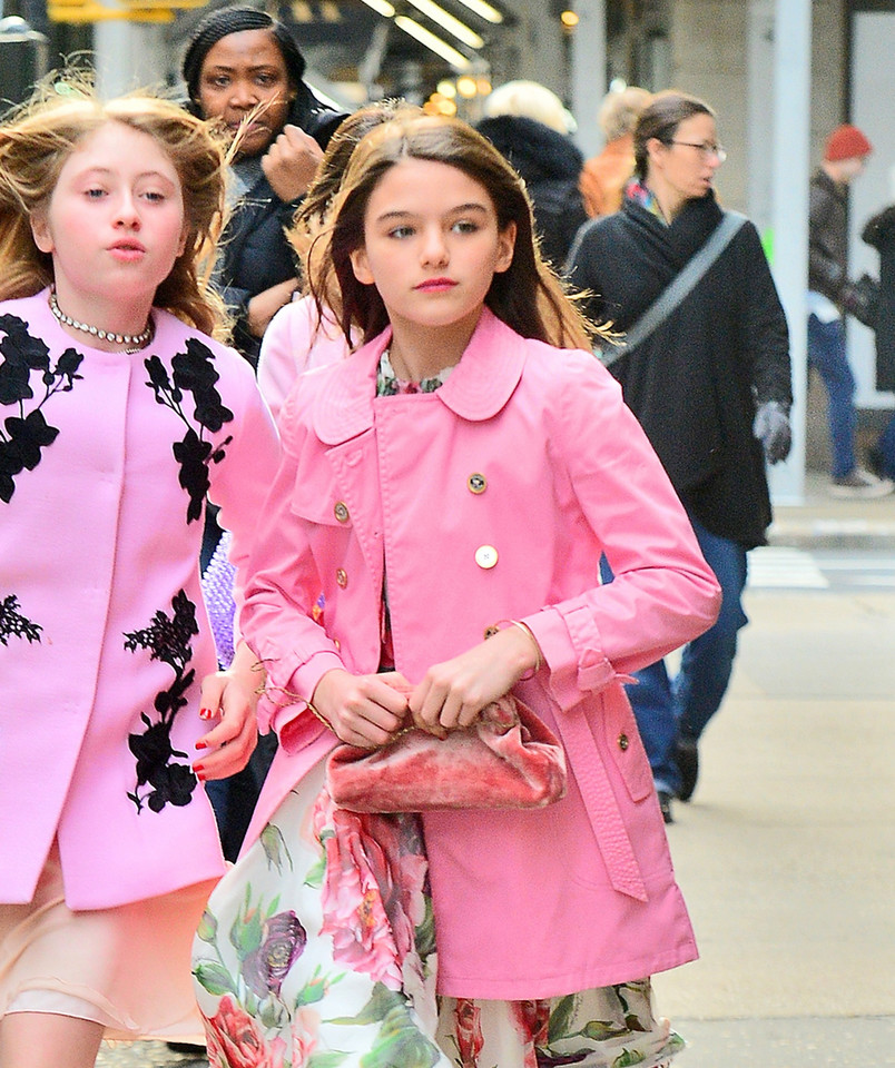 Suri Cruise z koleżankami