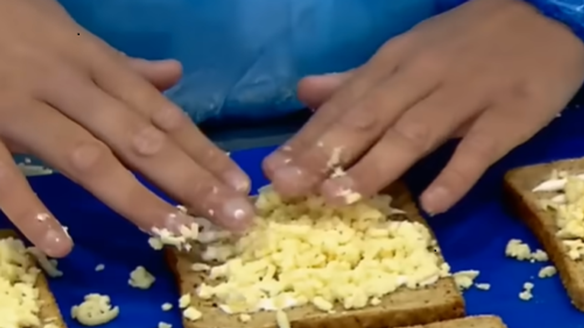 Snimak ZGROZIO internet! Ljudi gledaju kako se zapravo prave sendviči koje svakodnevno jedu i NIJE IM DOBRO: Jedan detalj im se posebno zgadio (VIDEO)