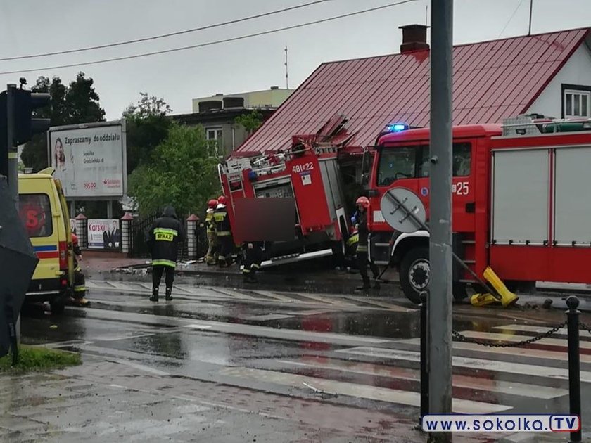 Sokółka. W dom wjechał wóz strażacki