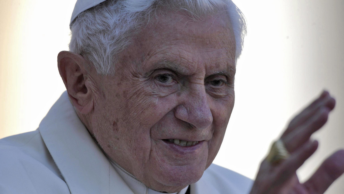 Benedykt XVI złożył kondolencje rodzinom ofiar katastrofy belgijskiego autokaru w Szwajcarii, w której zginęło w środę 28 osób, w tym 22 dzieci. Telegram w imieniu papieża wystosował watykański sekretarz stanu, kardynał Tarcisio Bertone.