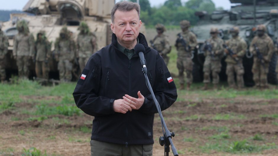 Mariusz Błaszczak na ćwiczeniach Griffin Shock 23-1 na poligonie Orzysz, 19 maja 2023 r.