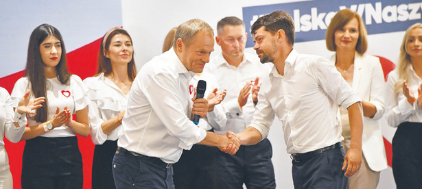 Szef PO Donald Tusk i lider Agrounii Michał Kołodziejczak ogłaszają współpracę, Warszawa, 16 sierpnia 2023 r.