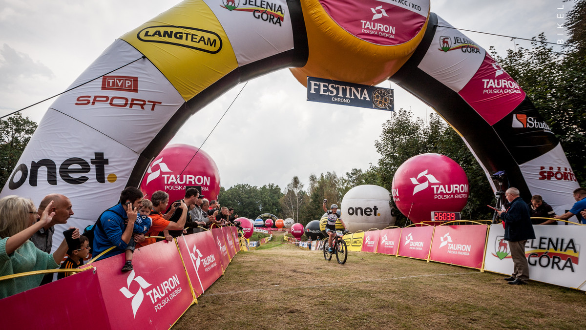 To był pokaz kolarskiej taktyki i wytrzymałości. Maja Włoszczowska (Liv Pro Xc Team) wygrała wyścig w kategorii XCC w zawodach Jelenia Góra Trophy Maja Włoszczowska MTB Race. Dzięki przemyślanej strategii wicemistrzyni olimpijska z Pekinu zostawiła za plecami wielkie rywalki – Evę Lechner (Włochy, Colnago Sudtirol) i Jolandę Neff (Szwajcaria, Liv Pro Xc Team). Wśród mężczyzn zwyciężył Emil Lindgren (Szwecja, Giant Pro XC Team).