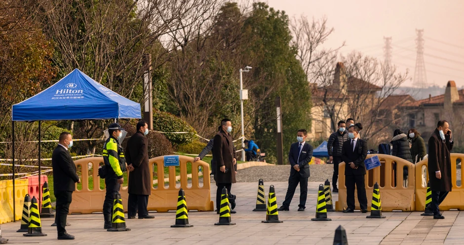 Obezbeđenje ispred hotela Hilton u Vuhanu tokom pres konferencije tima SZO u februaru