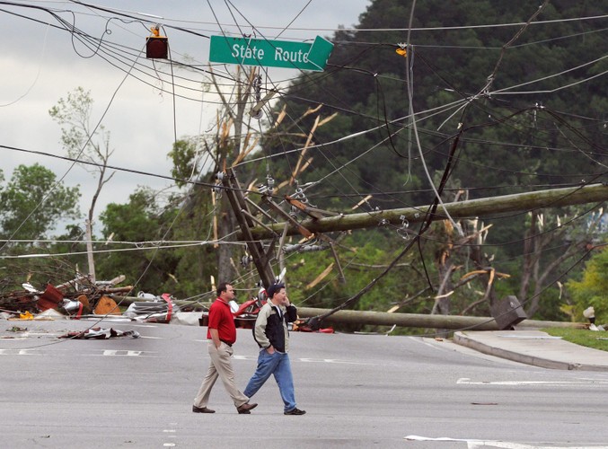Pozrywane przez żywioł linie wysokiego napięcia