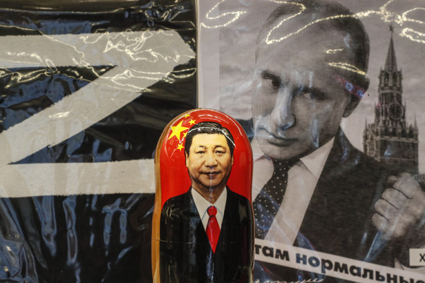 Matrioszka Xi Jinpinga na tle fotografii Władimira Putina