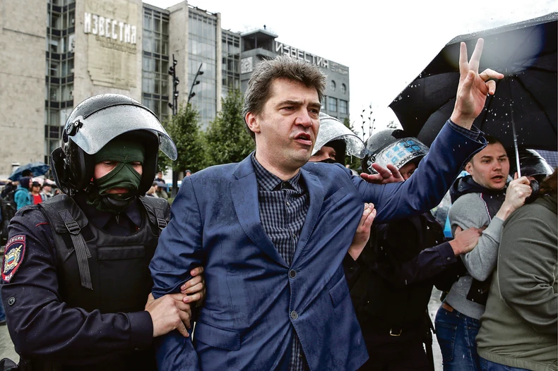 Privođenje opozicionih političara na protestu u Moskvi