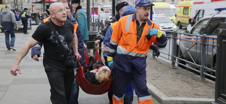Drzwi rozerwane na strzępy po wybuchu w metrze. Petersburg ogłosił trzy dni żałoby
