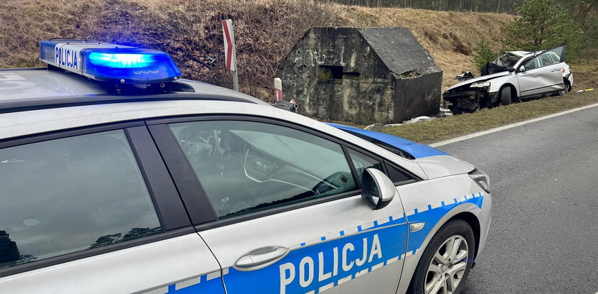 Szokujący wypadek na drodze do Piły. Auto roztrzaskało się o... bunkier