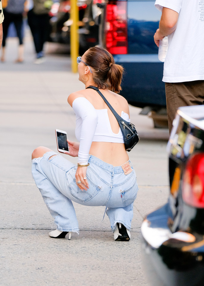 Bella Hadid z odsłoniętym brzuchem spaceruje po mieście
