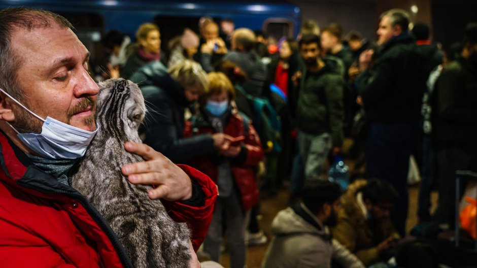 Charków, 24.02. Ludzie szukają schronienia w metrze