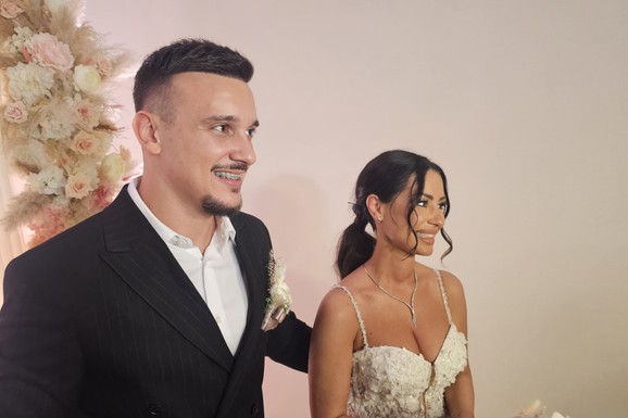 (FOTO) "TI SI ĆERKO TATIN SIN" Muž Aleksandre Bursać ceo iscepan slavi rođenje naslednice: Pevačica objavila sliku - NA SLAVLJU OPŠTE LUDILO