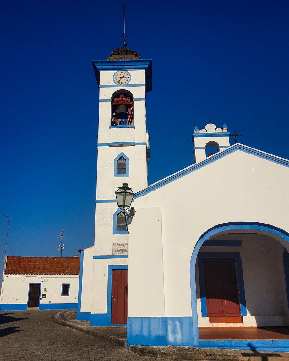 Santa Susana - urokliwe miasteczko z tradycyjnymi białymi domami z niebieskimi paskami