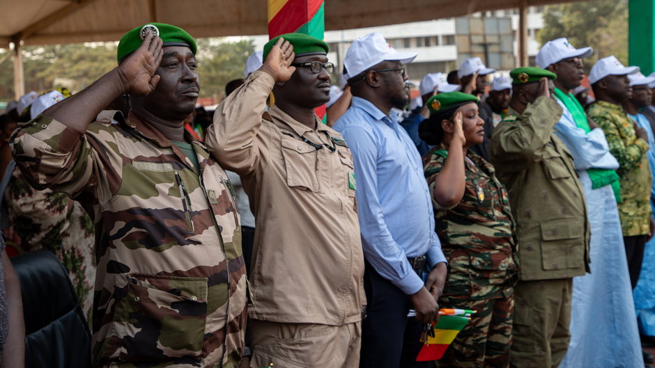Urzędnicy, oficerowie wojskowi i zwolennicy Sojuszu Państw Sahelu na wiecu w Bamako, Mali, 1 lutego 2024 r.