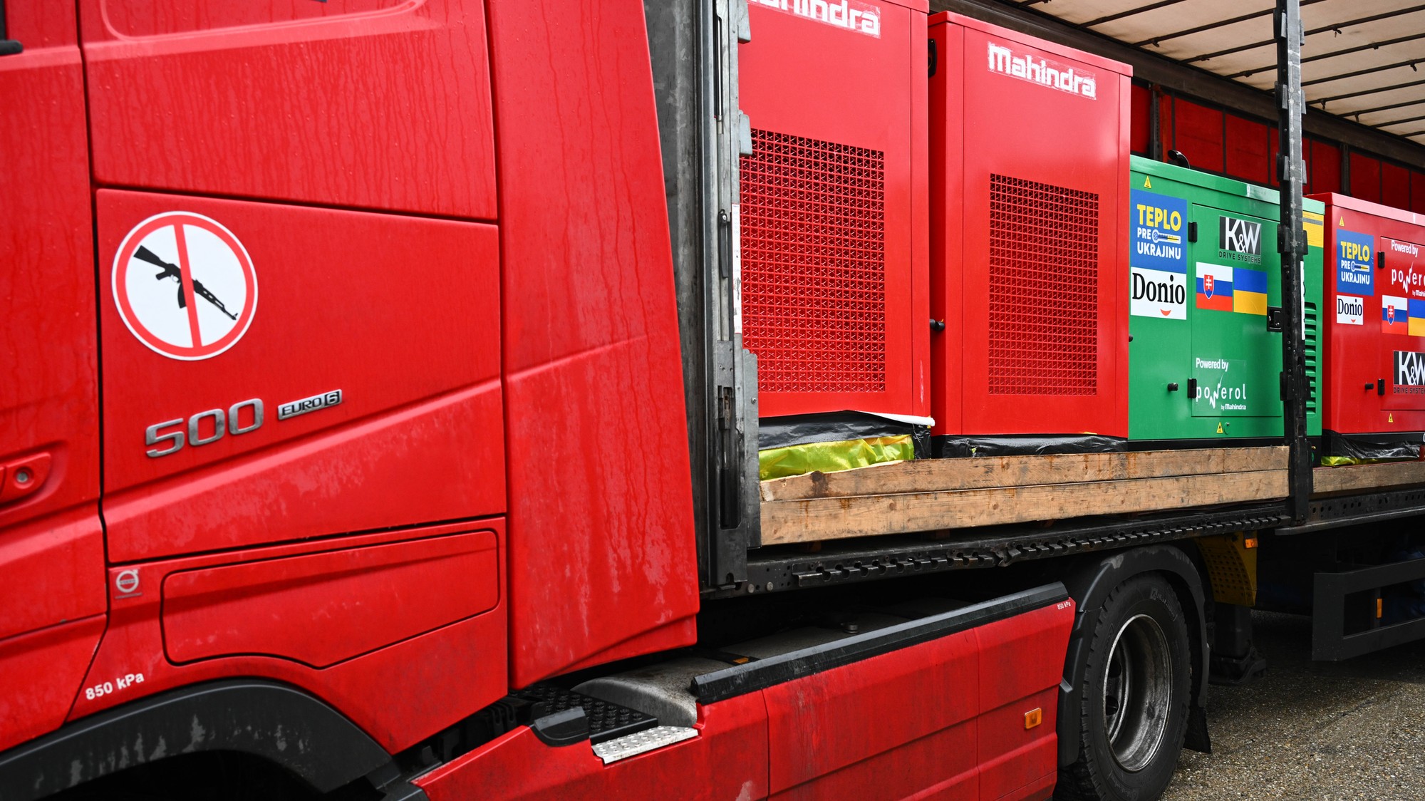 Nakladanie prvej dodávky humanitárnej a energetickej pomoci zo zbierky Teplo pre Ukrajinu do kamióna.