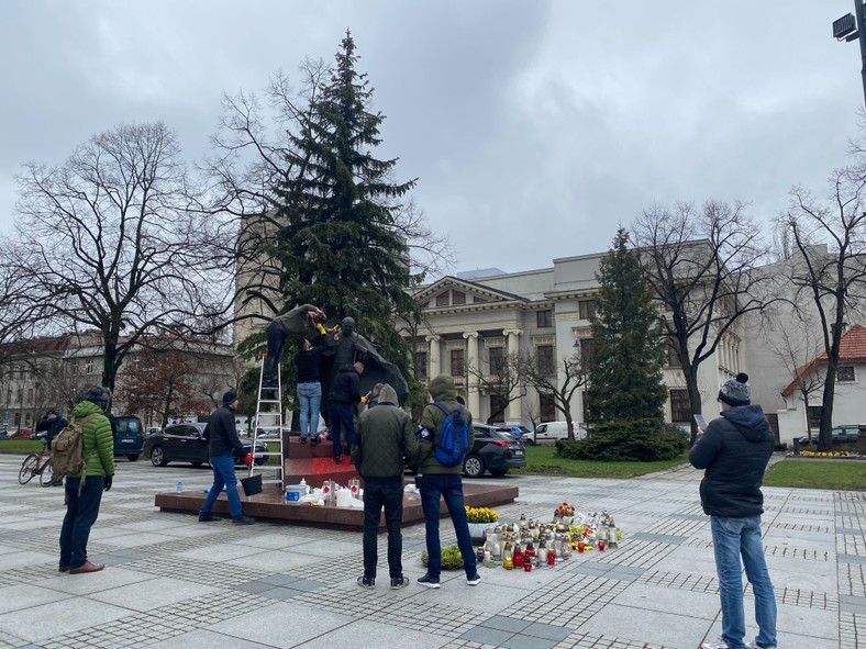 Czyszczenie pomnika św. Jana Pawła II w Łodzi