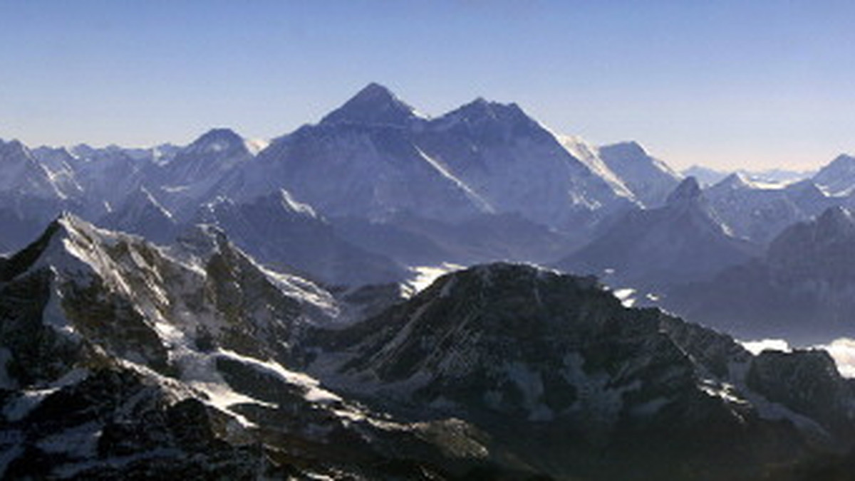 Nowa sieć szerokopasmowej telefonii w okolicach Mount Everestu w Nepalu pozwoli himalaistom przesyłać pliki wideo i surfować po internecie z najwyższego szczytu Ziemi - poinformowała nepalska firma telekomunikacyjna.