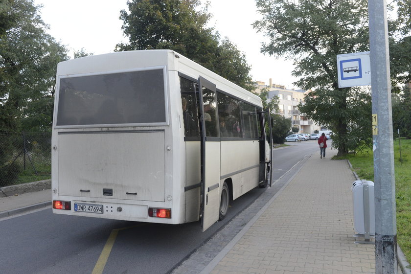 Jest tylko jeden autobus, więc trzeba czekać