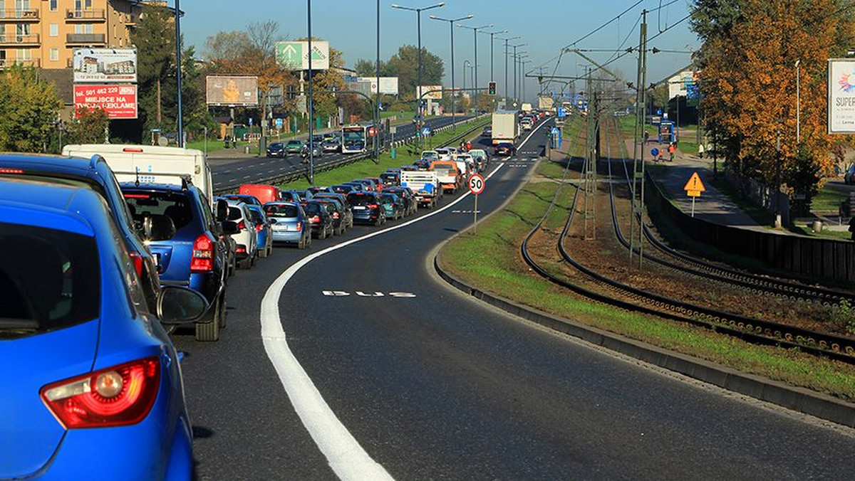 Urzędnicy na ulicy Wielickiej wytyczyli buspas. W ten sposób chcieli usprawnić miejską komunikację. Specjalny pas dla autobusów zaczął obowiązywać od poniedziałku. Taka zmiana oznacza, że samochody osobowe mogą się obecnie poruszać jedynie po dwóch pasach ruchu. Do tej pory do dyspozycji mieli trzy. Kierowcy negatywnie oceniają zmiany. Uważają oni, że spowodowały one powstanie większych korków, niż dotychczas.