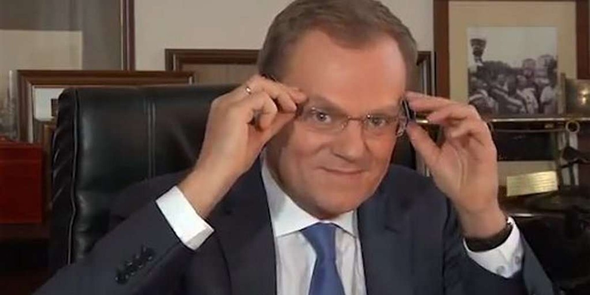 Donald Tusk w okularach! WIDEO