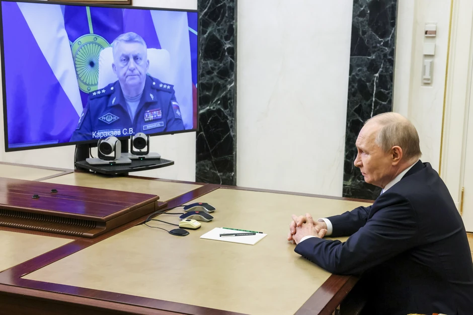 Vladimir Putin na vezi sa general-pukovnikom Sergejem Karakajevim 12. maja